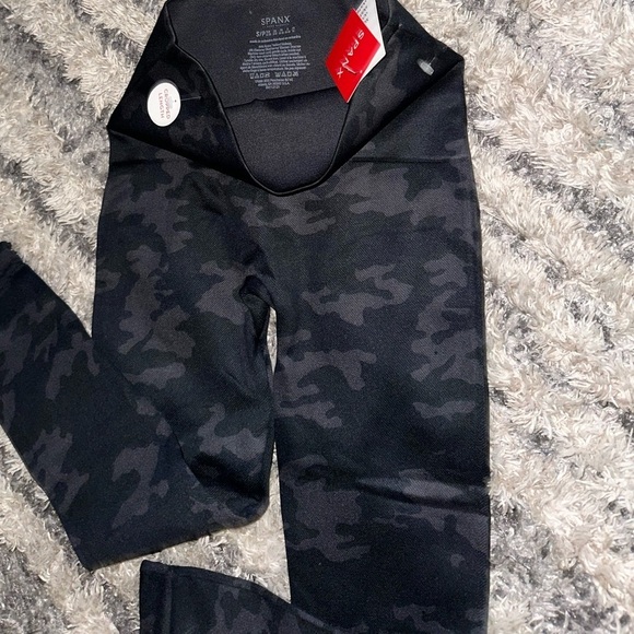 New SPANX Cropped Length Leggings - Picture 9 of 10